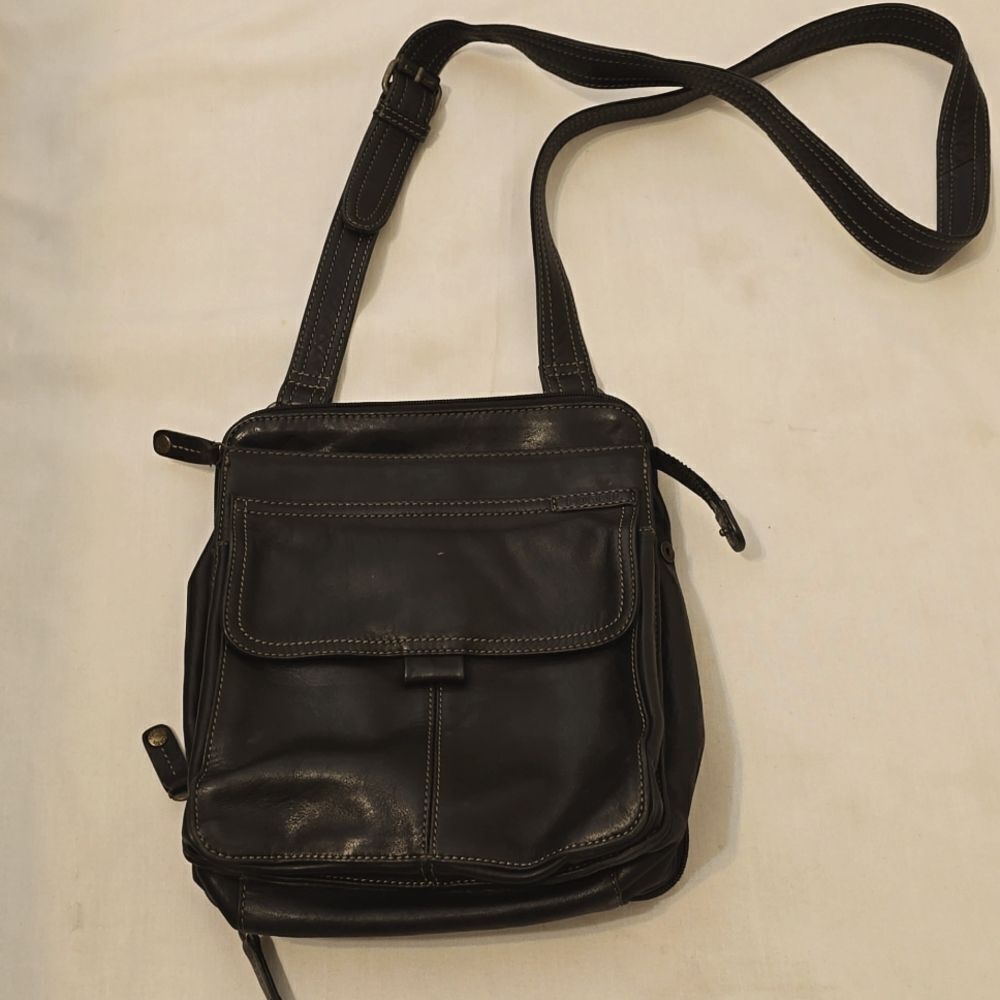 Fossil vintage crossbody leather organizer.‎